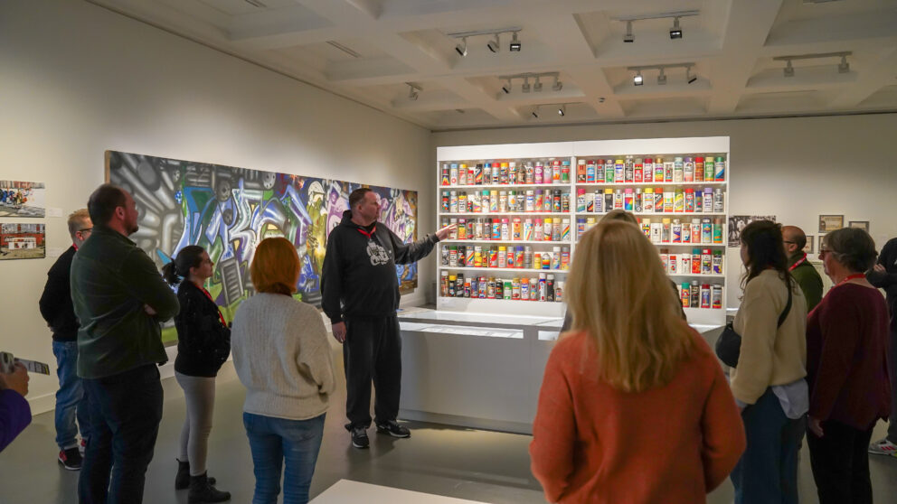 Kurator Oliver "Davis" Nebel bei einer Führung in der Ausstellung "Eine Stadt wird bunt" im Museum für Hamburgische Geschichte. Foto: SHMH/Wera Wecker