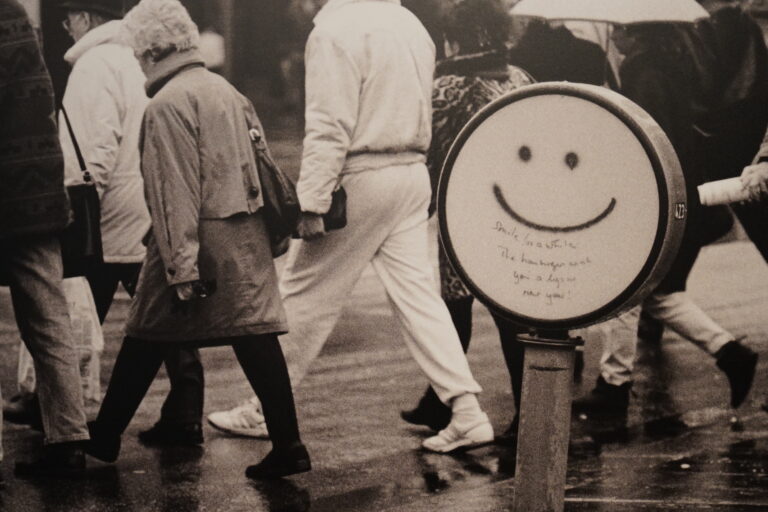 Blick in die Ausstellung "Eine Stadt wird bunt", Foto von einem Foto.