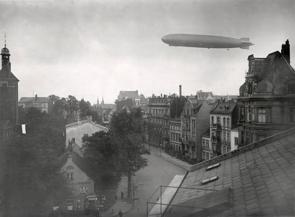 Emil Puls „Ankunft des Zeppelin-Luftschiffes LZ 127 Graf Zeppelin über Ottensen am 17. September 1929 um 18:12 Uhr“, S-W-Glas-Negativ