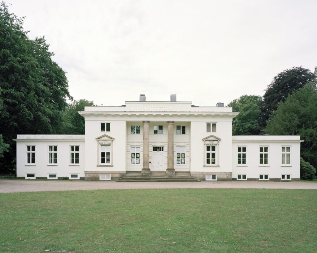 Villa Godeffroy im Hirschpark in Blankenese. Der Kaufmann und Reeder Johann Caesar VI. Godeffroy, auch genannt „König der Südsee“, hatte besonders in Polynesien ein weitverzweigtes Handelsnetz errichtet, das ein wichtiger Bestandteil deutscher Kolonialpolitik war. 
