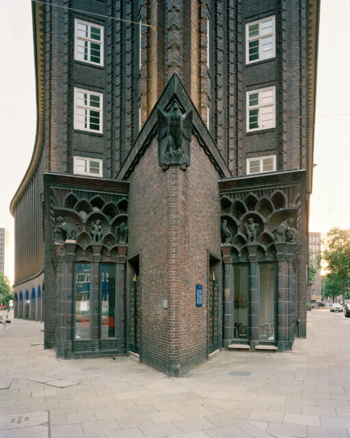 Chilehaus, erbaut 1921 von Henry Barens Sloman. H.B. Sloman, auch genannt der „Salpeterbaron“, galt 1912 als der reichste Mann Hamburgs. Sein Vermögen hatte er im Handel mit Salpeter aus Chile erlangt. Dieser wurde u.a. in seinen Minen unter brutalster Ausbeutung abgebaut.