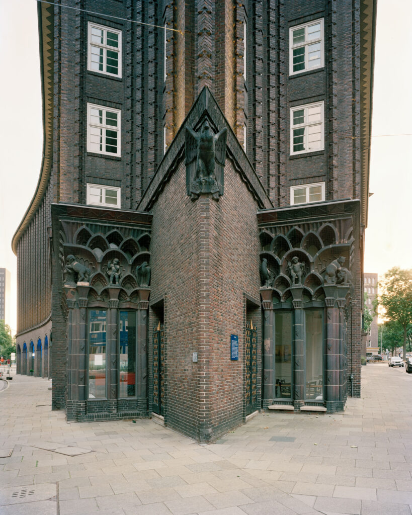 Chilehaus, erbaut 1921 von Henry Barens Sloman. H.B. Sloman, auch genannt der „Salpeterbaron“, galt 1912 als der reichste Mann Hamburgs. Sein Vermögen hatte er im Handel mit Salpeter aus Chile erlangt. Dieser wurde u.a. in seinen Minen unter brutalster Ausbeutung abgebaut.