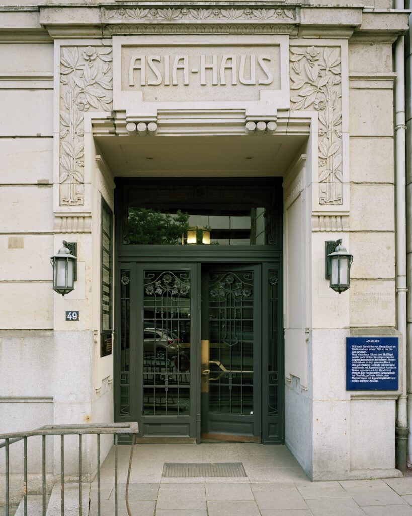 Asia-Haus, Willy-Brandt-Straße 49, erbaut für den Schiffsmakler Theodor Lind im Jahr 1900 im Jahr der Niederschlagung des Boxeraufstands in China. 