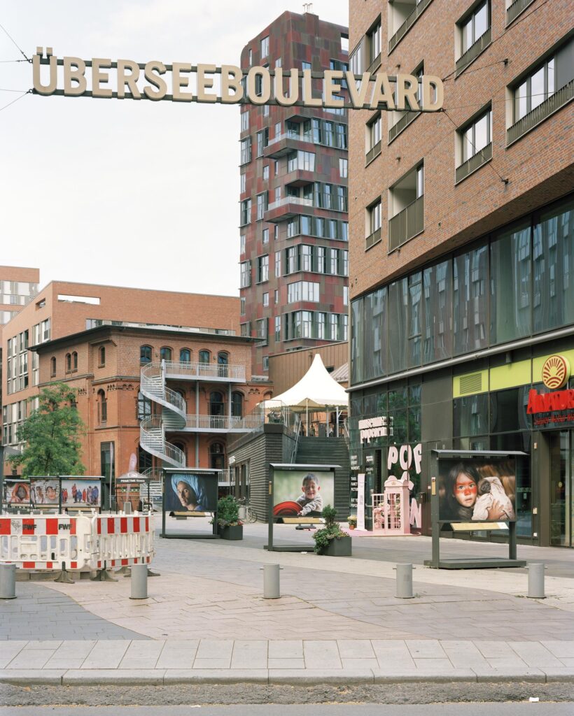 Überseeboulevard mit Fotoausstellung “Colours of Humanity”, Fortsetzung der Völkerschau mit anderen Mitteln. 