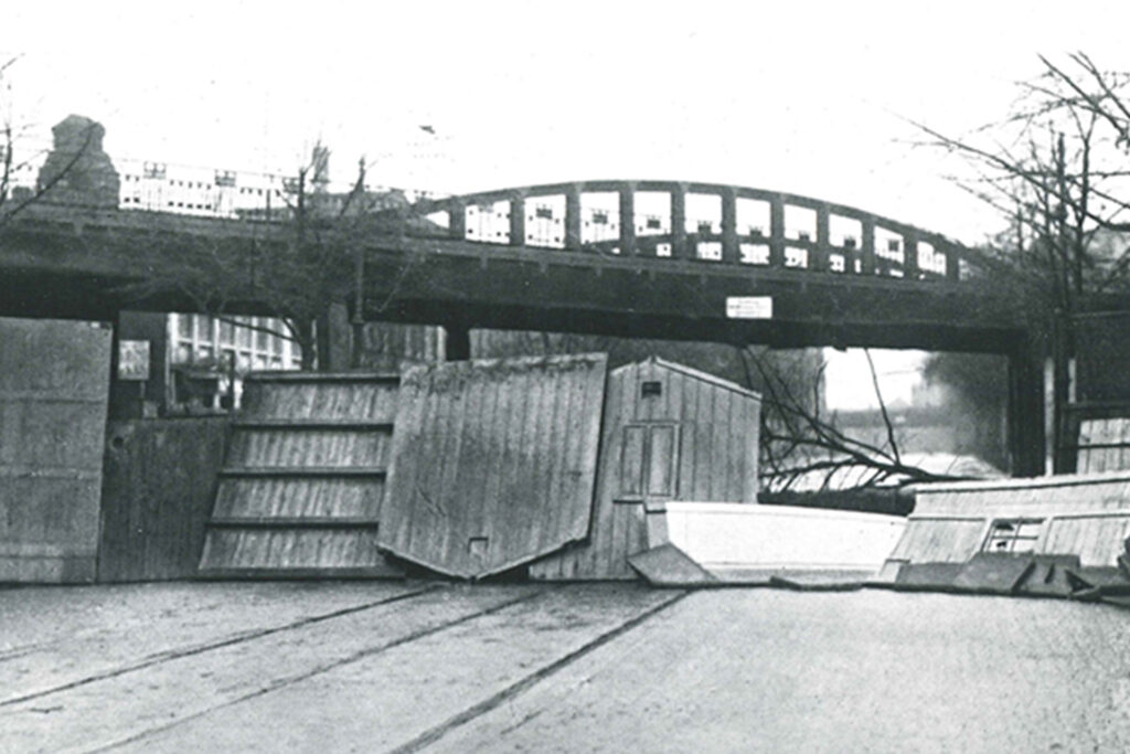 Barrikade in Hamburg-Barmbek, wohl 25. Oktober 1923, Fotograf- Otto Reich, © StAHH