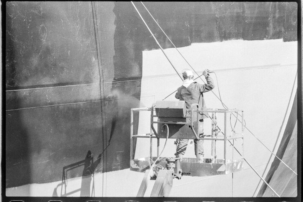 Anstrich einer Schiffswand auf der Werft Blohm+Voss, Hamburg-Steinwerder