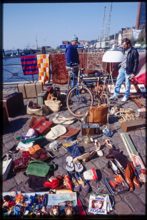 Samstags-Flohmarkt beim ehemaligen Holzhafen in Hamburg-Altona