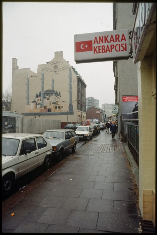 Kebap-Imbiss von Zeki Çarhoğlu bei der Ravzah-Moschee (heute Zentrums-Moschee) in der Böckmannstraße, Hamburg-St. Georg