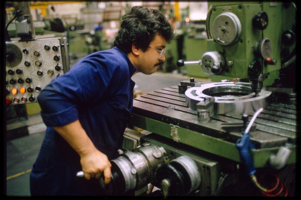 Arbeit an einer Fräse auf der Werft Blohm+Voss, Hamburg-Steinwerder